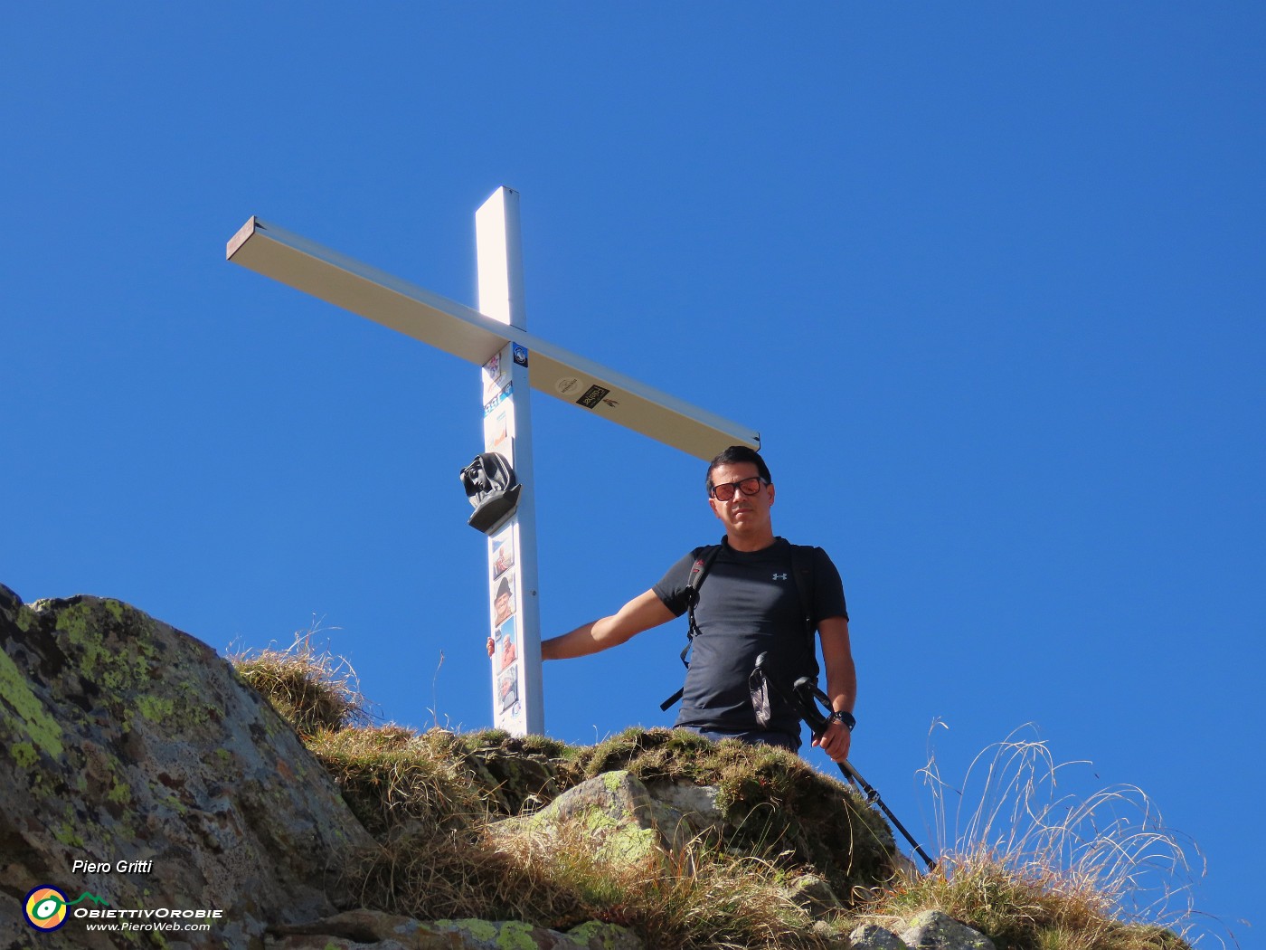 45 Alla croce di vetta di Cima Val Pianella (2349 m).JPG